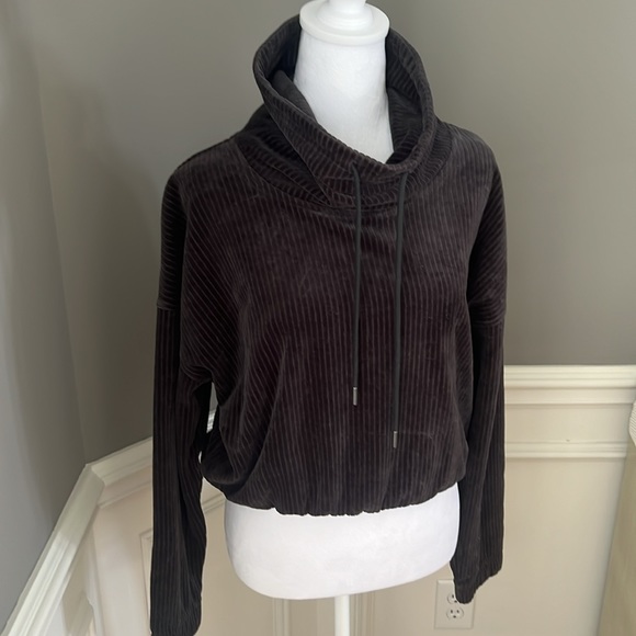 NWT 🖤UGG🖤 RTW pullover top - Picture 3 of 16